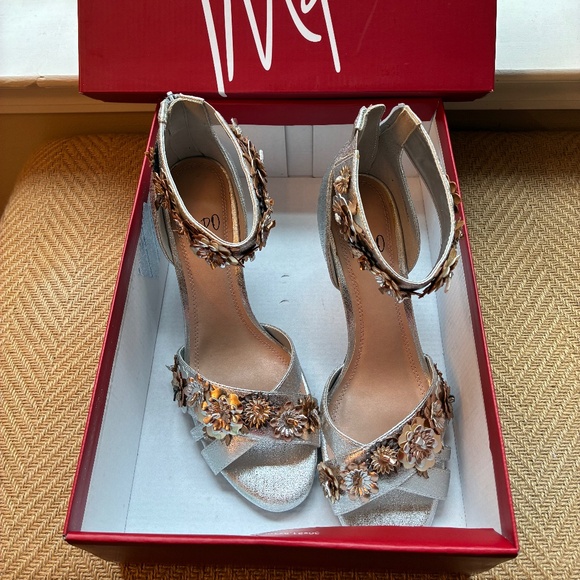Woman’s pump class dress shoes - Picture 1 of 12